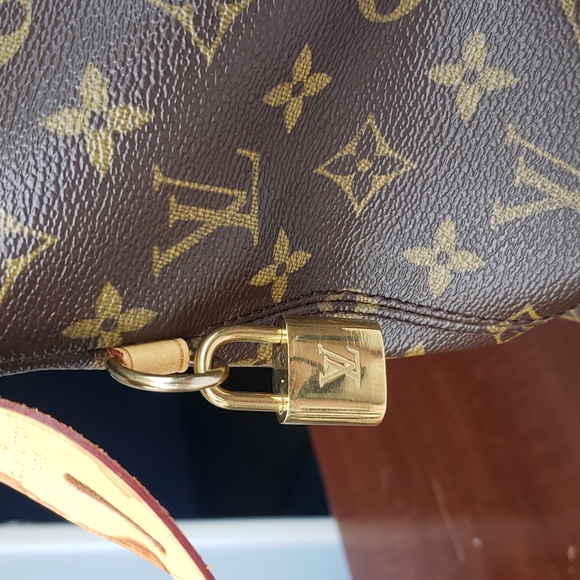 Louis vuitton Lock it GM Monogram Canvas and leather with lock and key🔥 😍💕 - Picture 3 of 17